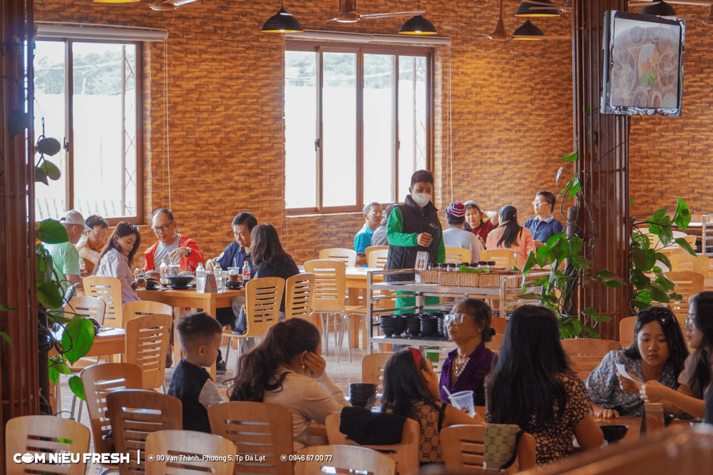 Với không gian rộng rãi và linh hoạt, nhà hàng còn có thể phục vụ các bữa ăn gia đình, tiệc nhóm, sự kiện lớn nhỏ, đáp ứng mọi nhu cầu của thực khách (Nguồn: Fanpage Quán Ăn Gia Đình Fresh)